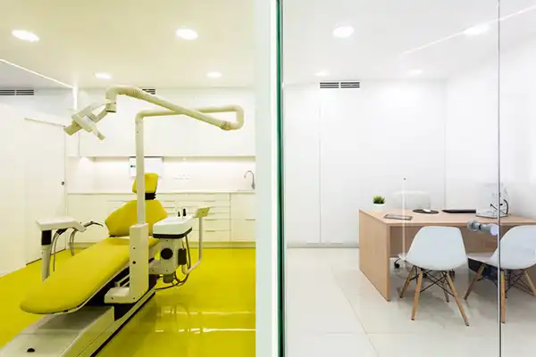 یک طراح داخلی در فضاهای مختلف مثل داروخانه، می‌تواند در وقت و هزینه شما صرفه‌جویی کند.