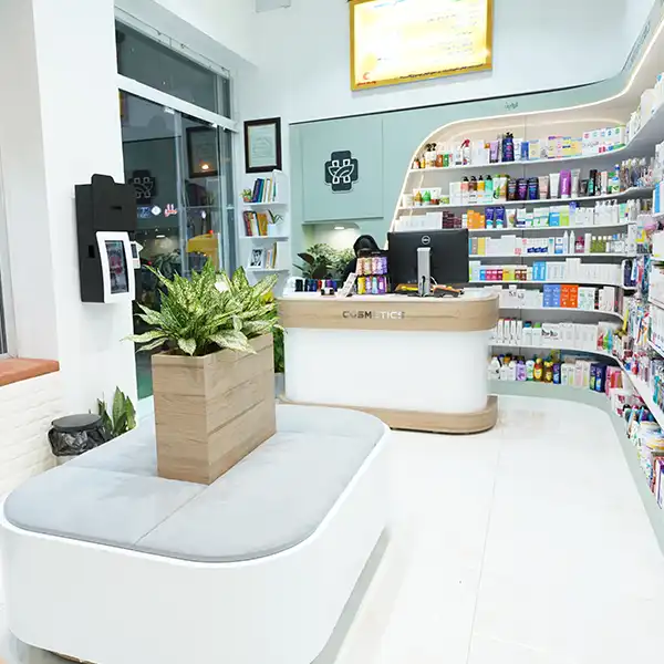 پروژه طراحی و اجرای دکوراسیون داروخانه دکتر حسن زاده - شهرآرا